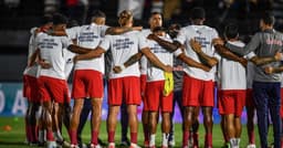 Jogadores do Massa Bruta comemoram após mais uma partida na competição. Reprodução: Terra