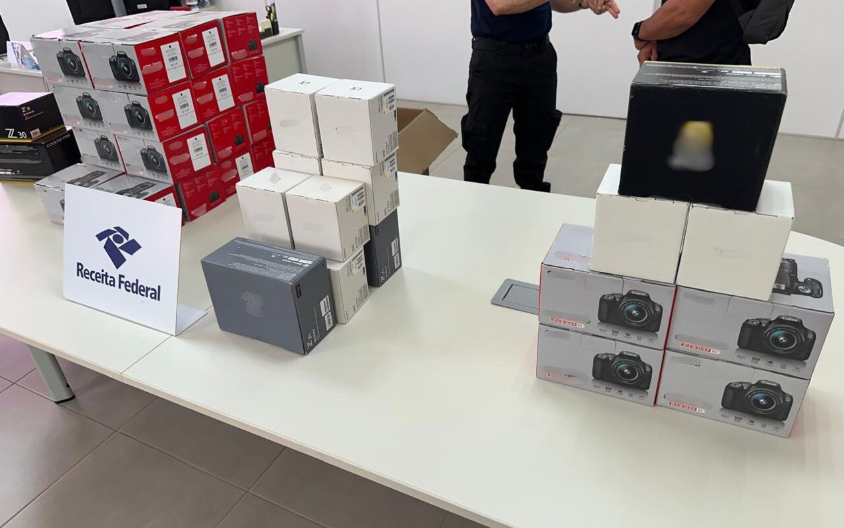 [Receita Federal apreende câmeras no valor de R$ 200 mil em Ribeirão Preto]. Reprodução: G1