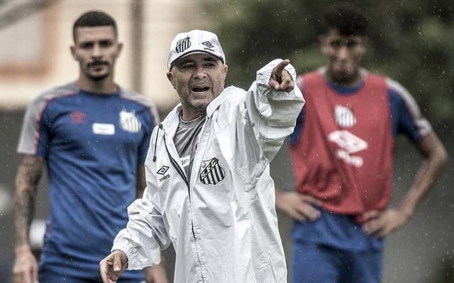 Jorge Sampaoli discute desafios e reforços ao assumir o Santos. Reprodução: Ivan Storti / Santos