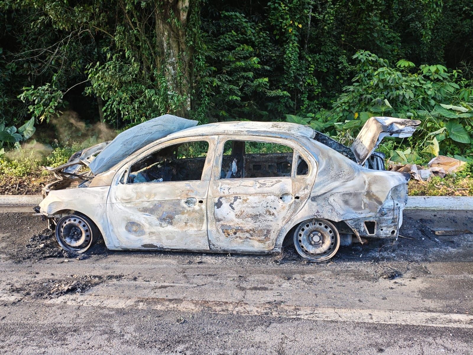 Motorista de aplicativo foge após criminosos incendiarem o carro e colocarem-no na mala.. Reprodução: G1