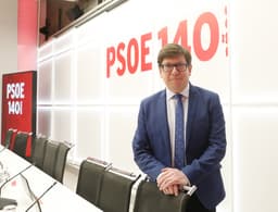 Ferraz tenta acalmar os ânimos sobre o caso Salazar em reunião de urgência nesta noite. Reprodução: Elpais