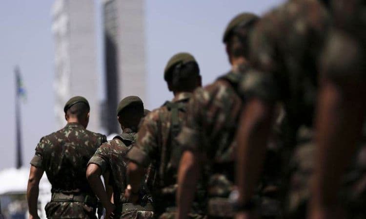 Parlamentares buscam alterar aposentadoria militar na reforma
