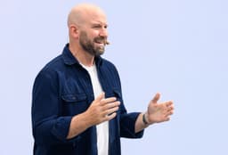 Andrew Bosworth, CTO da Meta, discute parceria com Anduril em evento em São Francisco. Reprodução: Business Insider