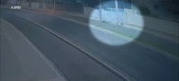 Imagens mostram o momento trágico da colisão da moto em um poste em João Pessoa. Reprodução: TV Cabo Branco