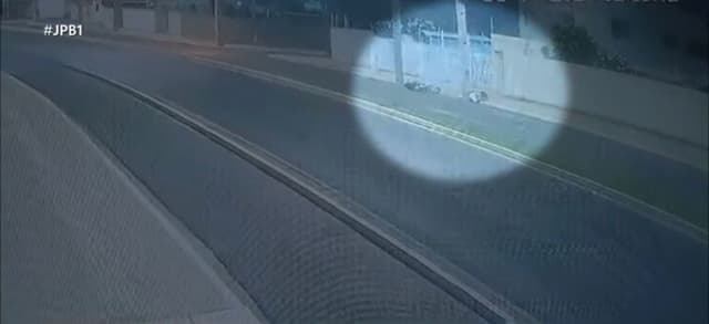 Imagens mostram o momento trágico da colisão da moto em um poste em João Pessoa. Reprodução: TV Cabo Branco