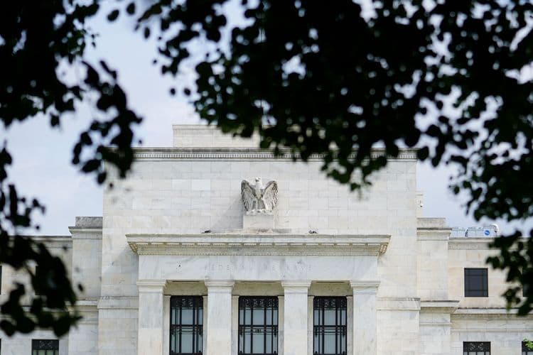 Fed defende manutenção de juros estáveis por tempo indeterminado