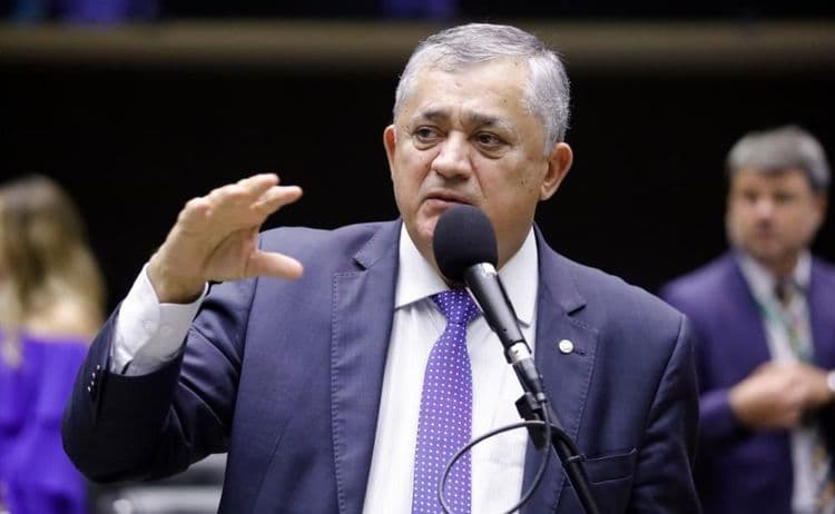 José Guimarães propõe encontro de Lula com novos presidentes
