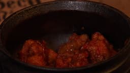 Chef Camila ensina a preparar pipoca de frango crocante ao lado da repórter Ana Beatriz Rocha. Reprodução: Globo