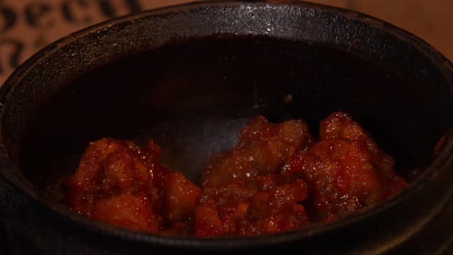 Chef Camila ensina a preparar pipoca de frango crocante ao lado da repórter Ana Beatriz Rocha. Reprodução: Globo