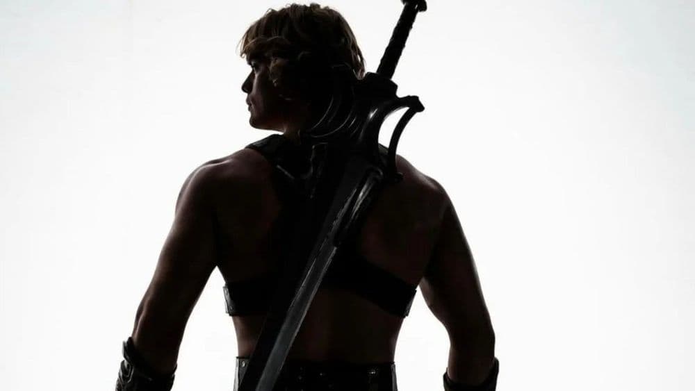 Nicolas Galtizine é He-Man em nova adaptação de Masters of the Universe, prevista para junho de 2026.; Reprodução: Gizmodo
