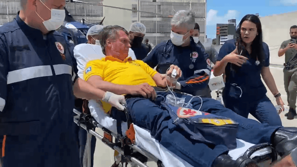 Ex-presidente recebe atendimento médico urgente devido a dores abdominais. Reprodução: CNN Brasil