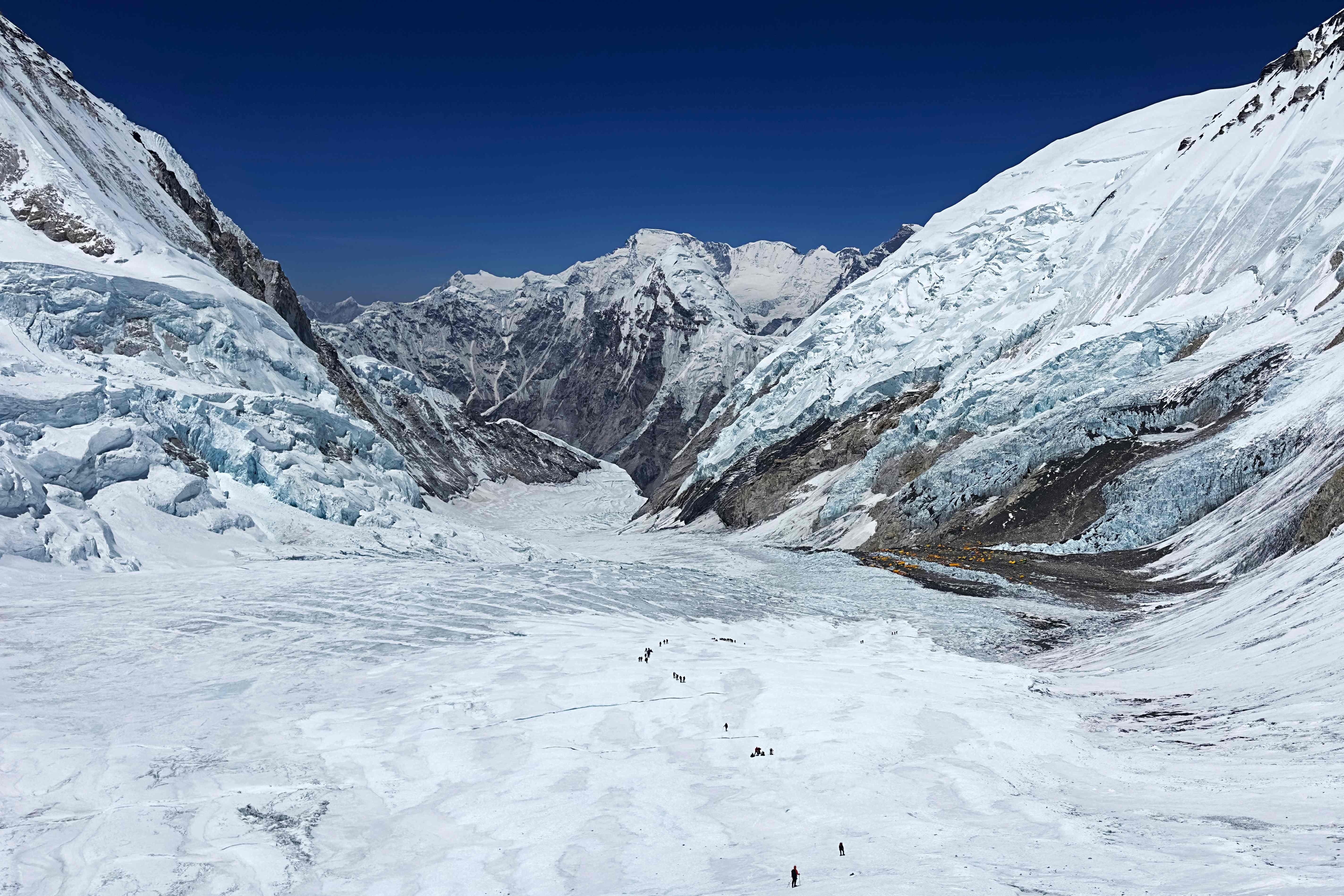 'Icefall doctors': Everest tem rota de subida reaberta por alpinistas do Nepal contornando enorme bloco de gelo na Cascata de Khumbu