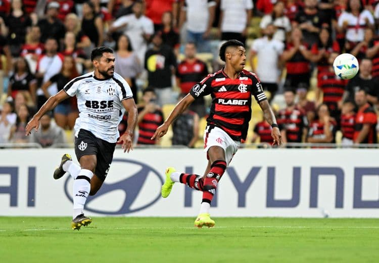 Bruno Henrique em ação, refletindo as dificuldades do Flamengo na Libertadores. Reprodução: Globo