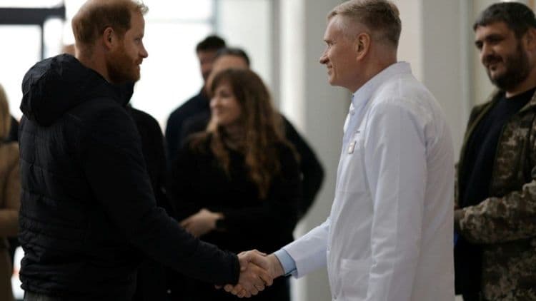 Príncipe Harry durante sua visita à Ucrânia, marcando presença em um momento histórico. Reprodução: AFP
