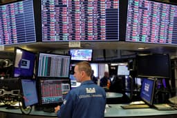 A trader analisa dados no pregão da Bolsa de Valores de Nova York durante tensões geopolíticas. Reprodução: Reuters