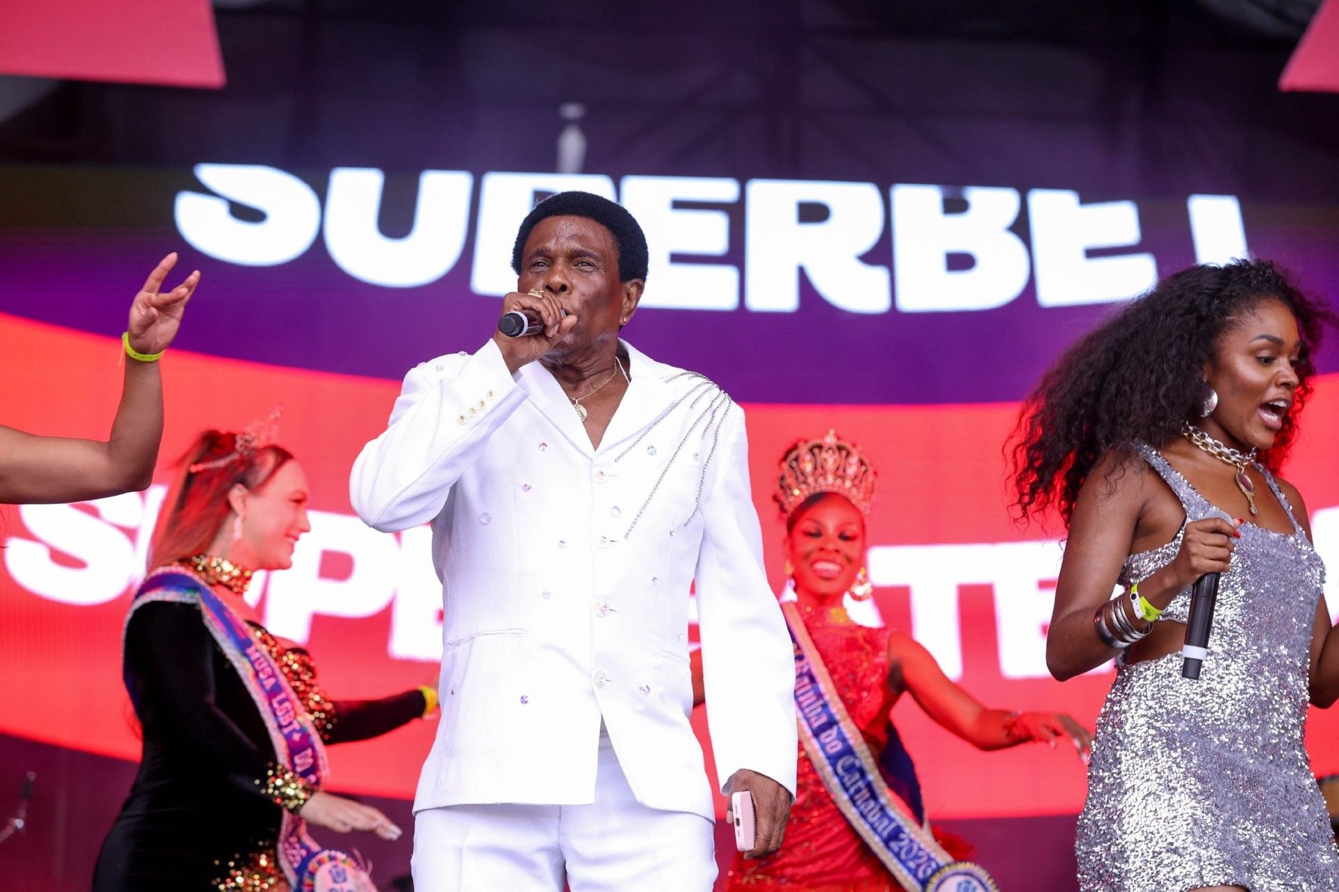 Neguinho da Beija-Flor volta a vestir o manto da escola em busca de recorde no Guinness Book. Reprodução: Gshow