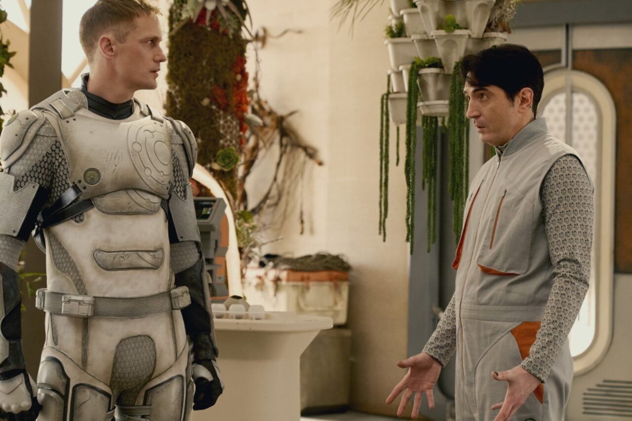 Alexander Skarsgård e David Dastmalchian na série 'Murderbot' da Apple TV+.