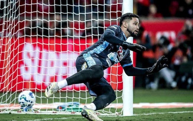 Rayr defendeu dois pênaltis em jogo emocionante contra o Inter. Reprodução: ig.com.br