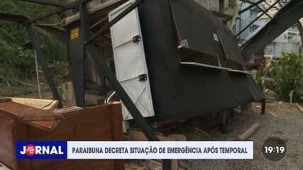 Queda de árvore atinge quiosque em Paraibuna. Legenda da imagem. Reprodução: G1