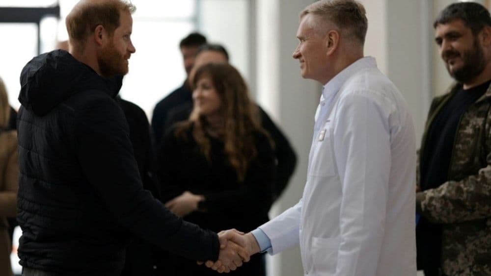 Príncipe Harry durante sua visita à Ucrânia, marcando presença em um momento histórico. Reprodução: AFP