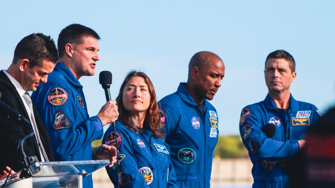 Oficiais da NASA em coletiva sobre Artemis II, contornando perguntas sobre riscos.. Reprodução: Arstechnica