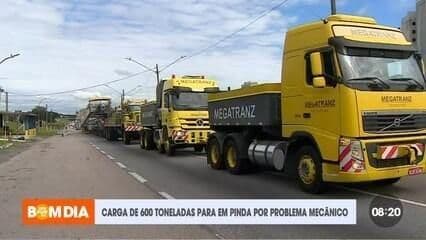 Caminhão transporta carga de 600 toneladas na Dutra, após parada por problema mecânico. Reprodução: Globo