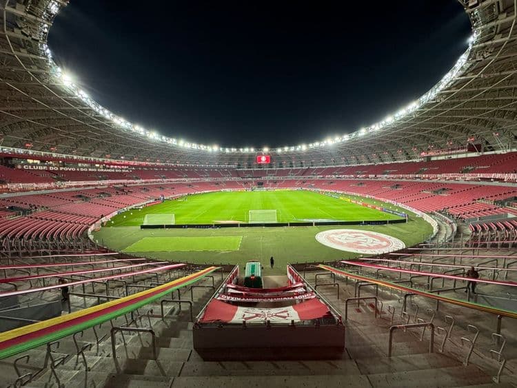 Imagens da partida da segunda rodada do Brasileirão mostram desfalques e detalhes da arbitragem. Reprodução: Globo