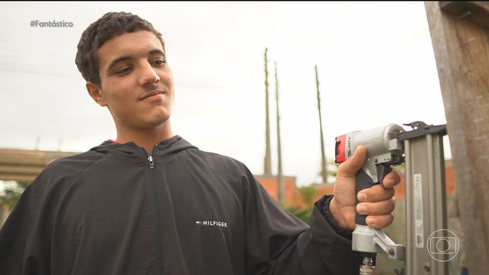 Jovem de 20 anos sobrevive após pino metálico perfurar seu peito em acidente de trabalho. Reprodução: Globo