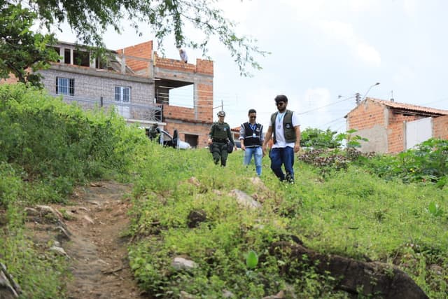 Fiscalização encontra lixão irregular e esgoto despejado no rio São Francisco em Pão de Açúcar. Reprodução: Redação*
