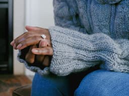 Casal discute temas importantes antes do noivado, como filhos, finanças e expectativas de intimidade. Legenda da imagem. Reprodução: Business Insider