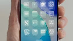 Apple revela o novo design Liquid Glass em iOS 26, sua maior reformulação dos últimos dez anos. Reprodução: Business Insider