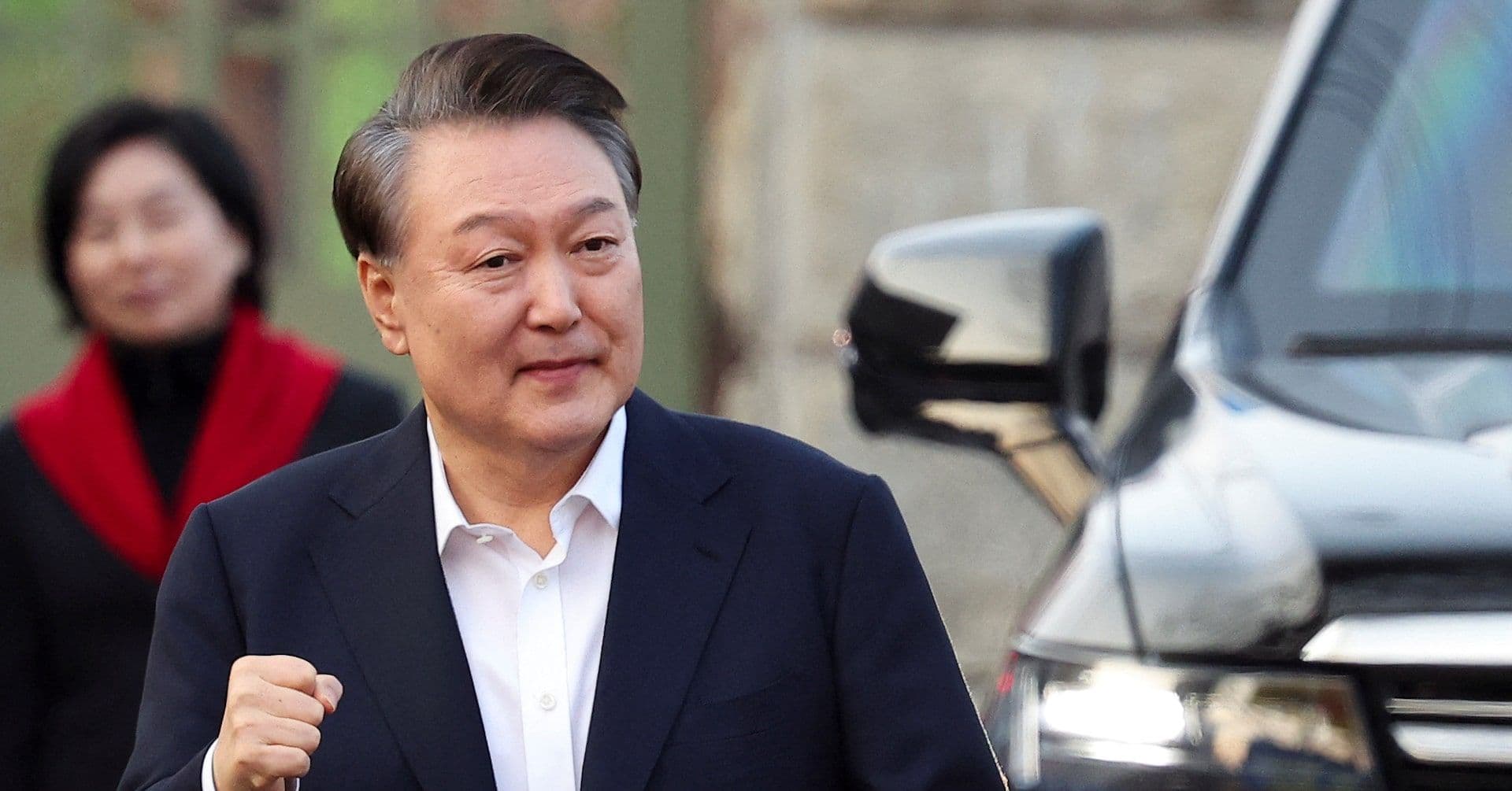 Ex-presidente sul-coreano Yoon Suk Yeol retorna a seu lar após ser destituído. Reprodução: Reuters