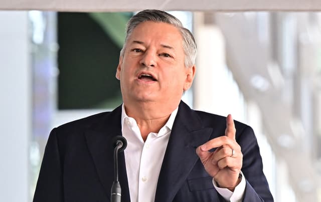 Ted Sarandos destaca que a IA pode reduzir custos, mas não substituirá a criatividade humana no cinema. Reprodução: Business Insider
