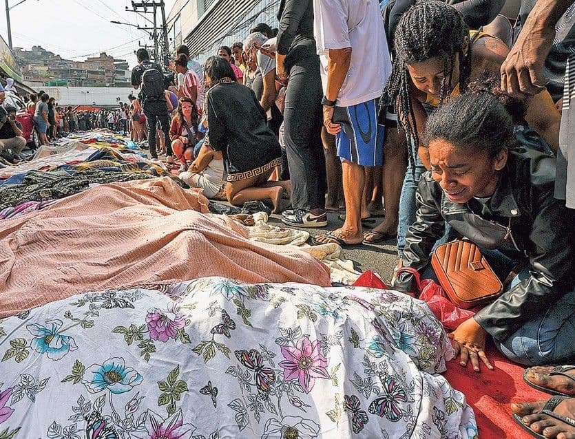Corpos enfileirados em frente a uma creche na Praça São Lucas, Penha. Legenda da imagem. Reprodução: Retorno do item 11
