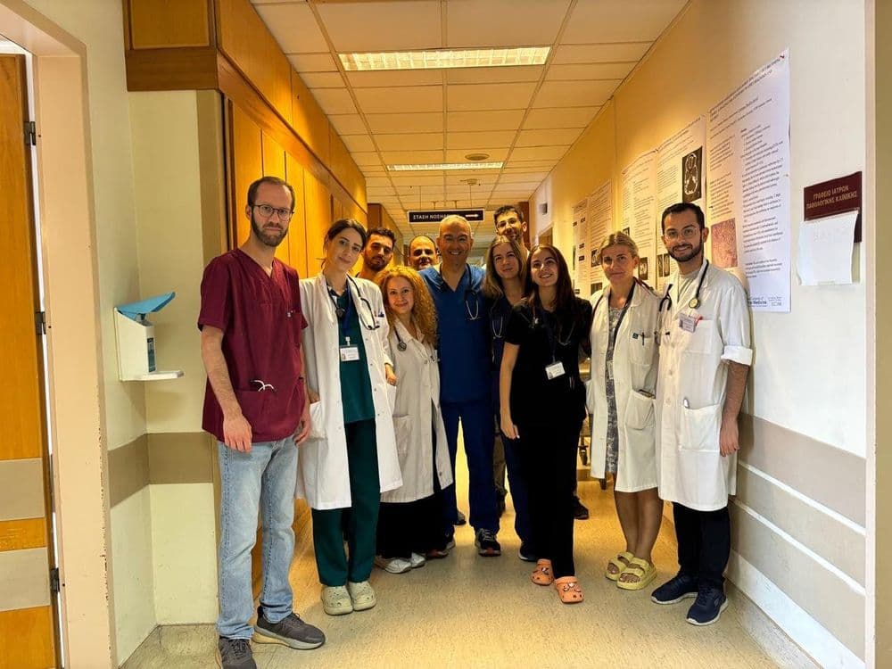 Dr. Tzimas e sua equipe discutem o futuro da cirurgia com a tecnologia de inteligência artificial. Legenda da imagem. Reprodução: Gizmodo
