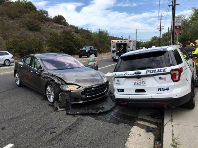 Investigação da NHTSA sobre a precisão nos relatórios de acidentes envolvendo sistemas Autopilot da Tesla. Reprodução: Business Insider