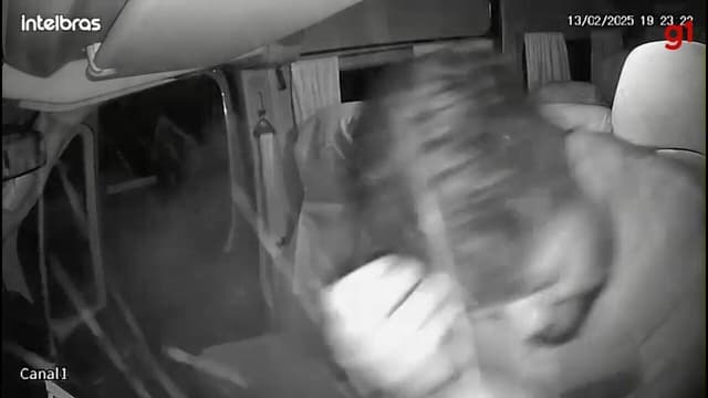 Bala perdida atinge van durante tiroteio no Rio