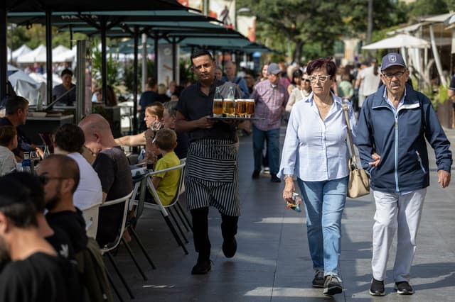 Garçom atende mesas na Barceloneta, em meio ao debate sobre moradia e economia catalã. Reprodução: El País