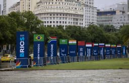 Acesso à Praia do Flamengo restringido durante a Cúpula do Brics com bloqueios e proibições. Reprodução: Globo