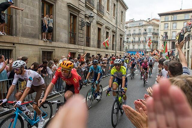 Ciclistas enfrentam calor extremo na etapa do Tour de France em Vitoria-Gasteiz. Reprodução: G1
