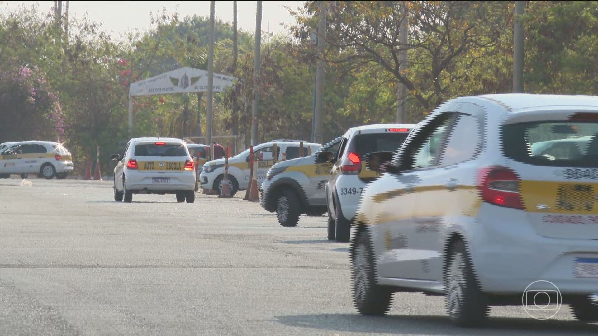 Carros de autoescola em imagem de arquivo; debate o fim da obrigatoriedade da CNH. Reprodução: Retorno do item 11
