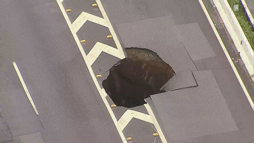 Buraco na pista antes da Ponte Atílio Fontana causa transtornos no trânsito. Reprodução: Globo