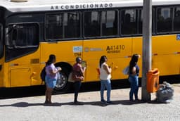 No Rio, pedestres buscam sombra diante da onda de calor, tema prioritário na COP30. Legenda da imagem. Reprodução: Retorno do item 11