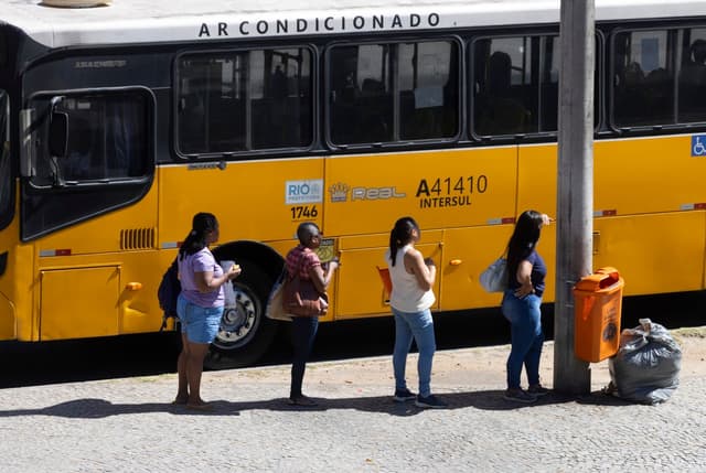 No Rio, pedestres buscam sombra diante da onda de calor, tema prioritário na COP30. Legenda da imagem. Reprodução: Retorno do item 11