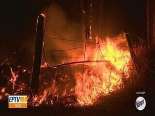 Incêndio atinge área às margens da Rodovia Dom Pedro em Campinas. Reprodução: EPTV