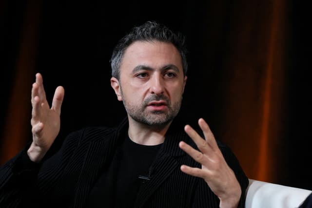 Mustafá Suleyman afirma que controlar a IA é o desafio do nosso tempo.. Reprodução: Elpais