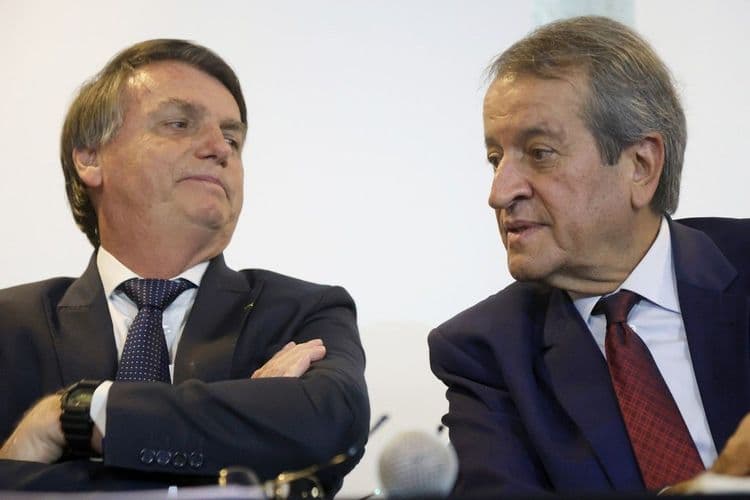 Valdemar Costa Neto recebe apoio após ausência em denúncia