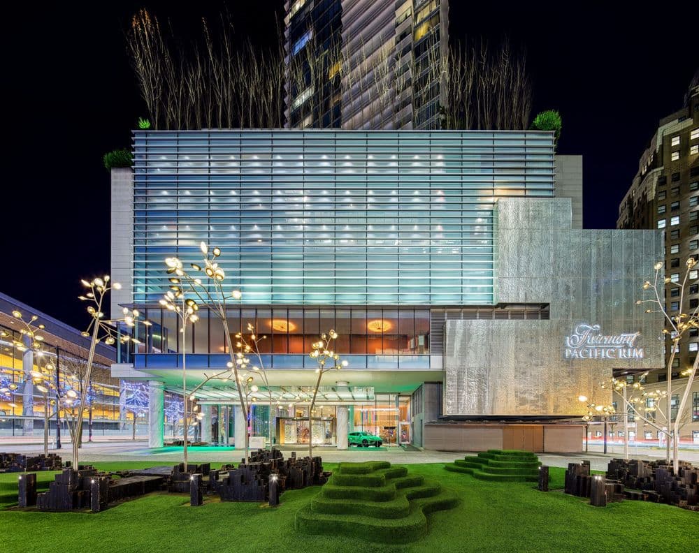 Imagem do luxuoso Fairmont Pacific Rim, em Vancouver, destacando o design contemporâneo e a arte no ambiente. Reprodução: Business Insider