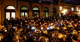 Evacuação de Migrantes em Teatro de Paris