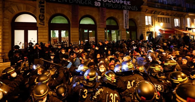 Evacuação de Migrantes em Teatro de Paris